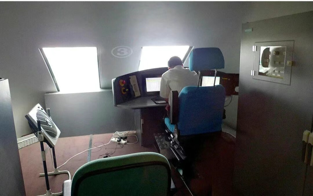 据说这张照片是上海磁悬浮驾驶室里的样子，最近在reddit上火了。反差感很强烈，