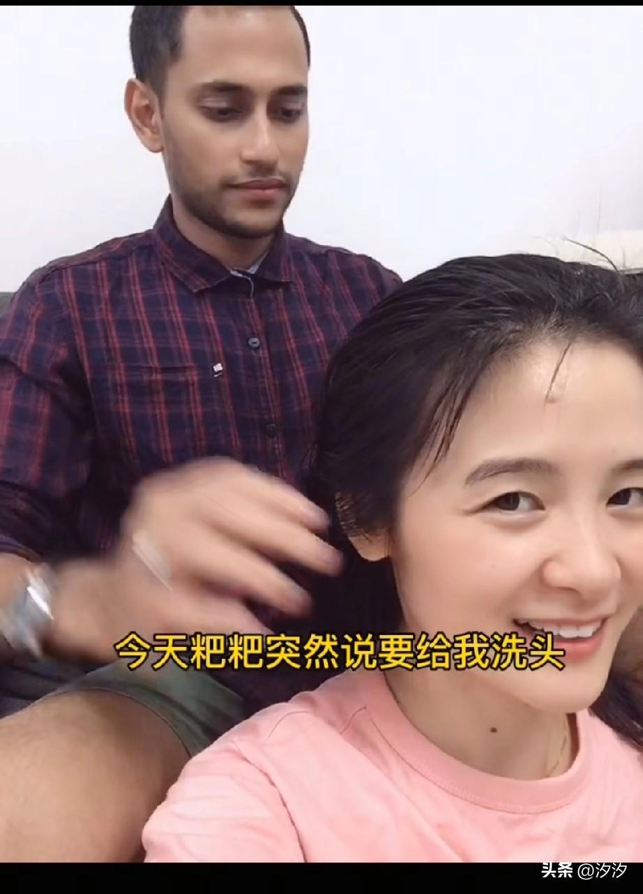 女孩炫耀自己的印度老公，
她说你们都说印度重男轻女，
你看我们家的老公，
对我就