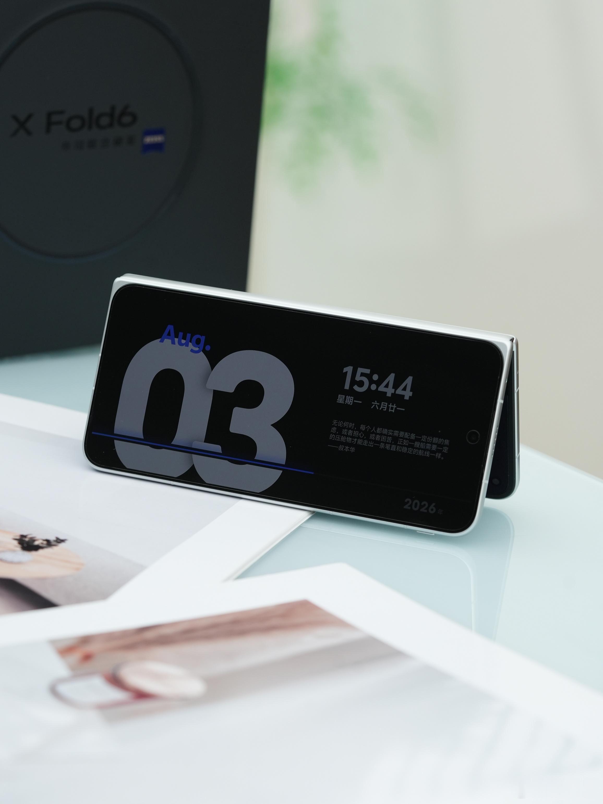 给vivo X Fold6拍了套图，外观设计已经不用多说最值得讲的就是原子工作台