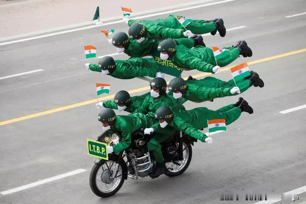 印度阅兵靠实力说话！一台摩托带七八个人都算小场面。2017年印度陆军服务队用一辆