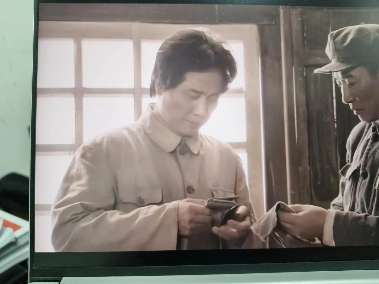 《上将洪学智》这一个细节让人泪目，教员亲自给洪学智上将缝上红五星，实在让人泪目！
