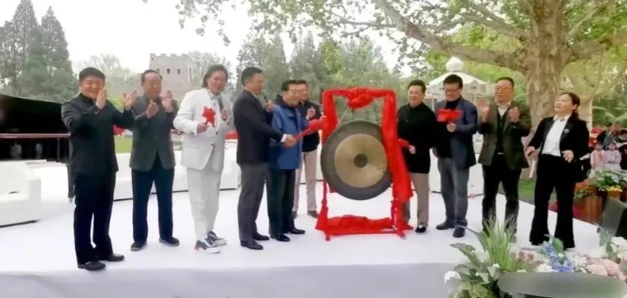 84岁李双江出席活动健康引担忧，儿子出狱后被指已出国

近日，有网友拍到歌唱家李
