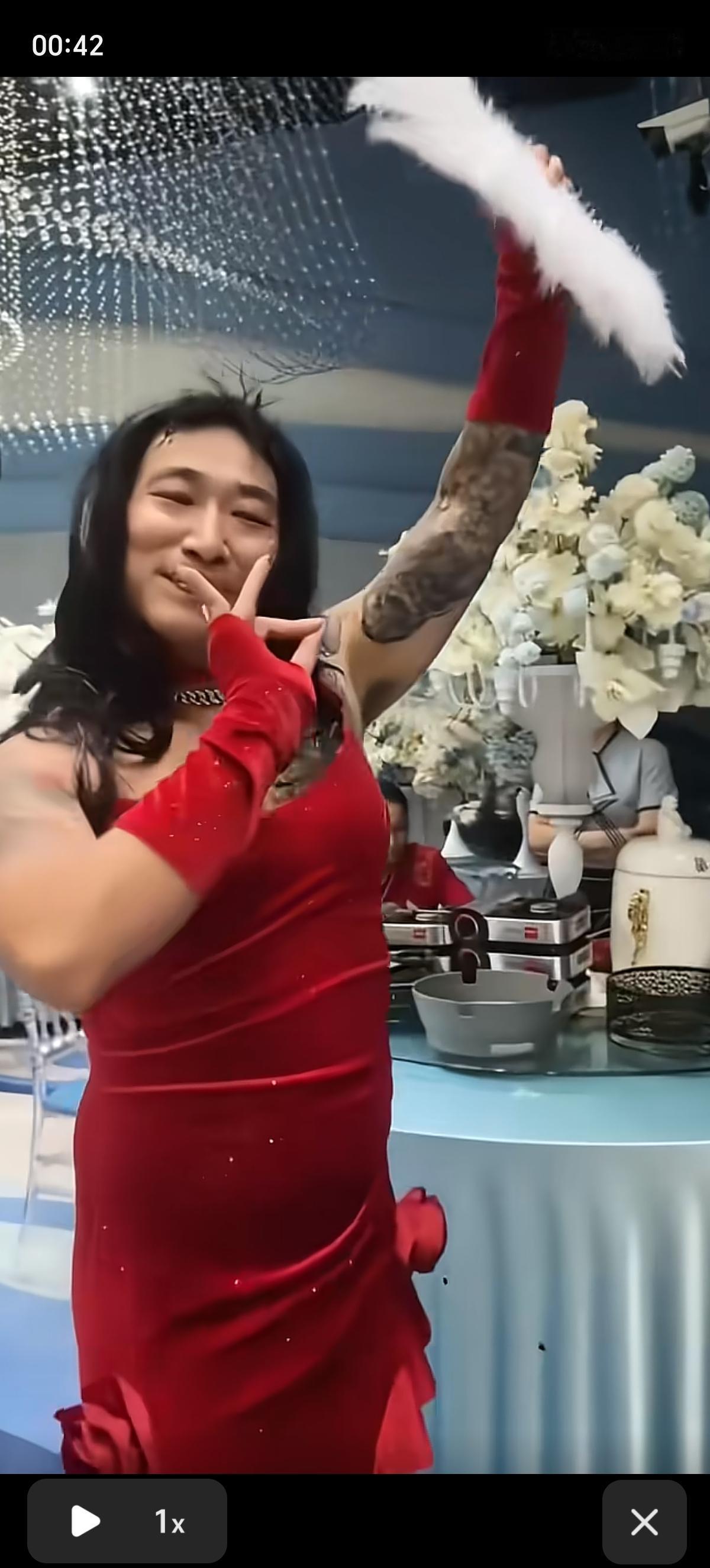 这才叫好哥们啊，直接把新娘的伴娘团给省了，一个个五大三粗的大男人穿上了红色吊带长