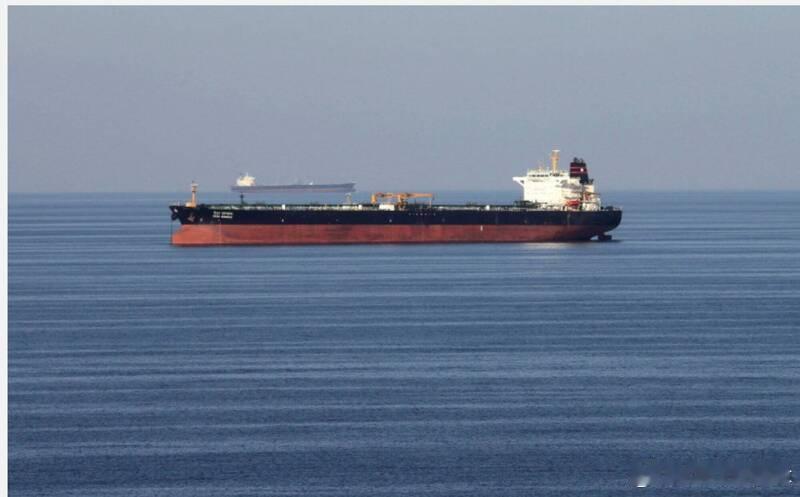 伊朗再度“关闭”霍尔木兹海峡？两艘商船称遭开火射击海外新鲜事美伊谈判 据路透社援