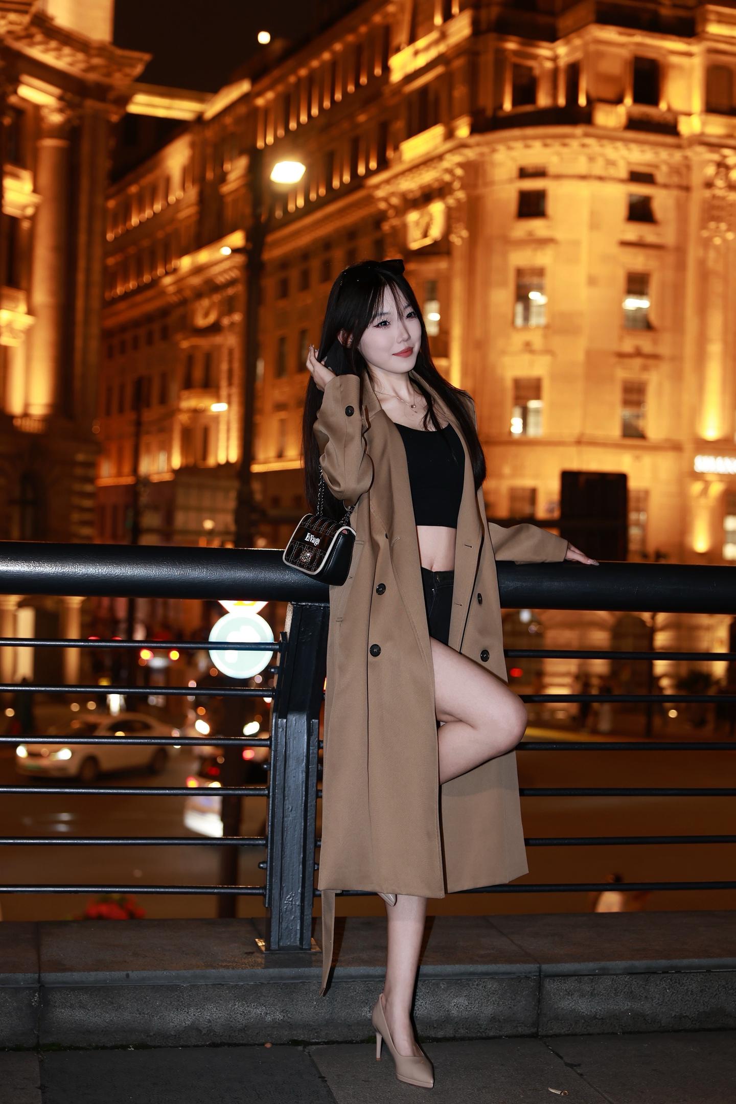 外滩限定夜景打卡✨。📷：佳能R8 镜头：RF28/70 f2.8 闪...