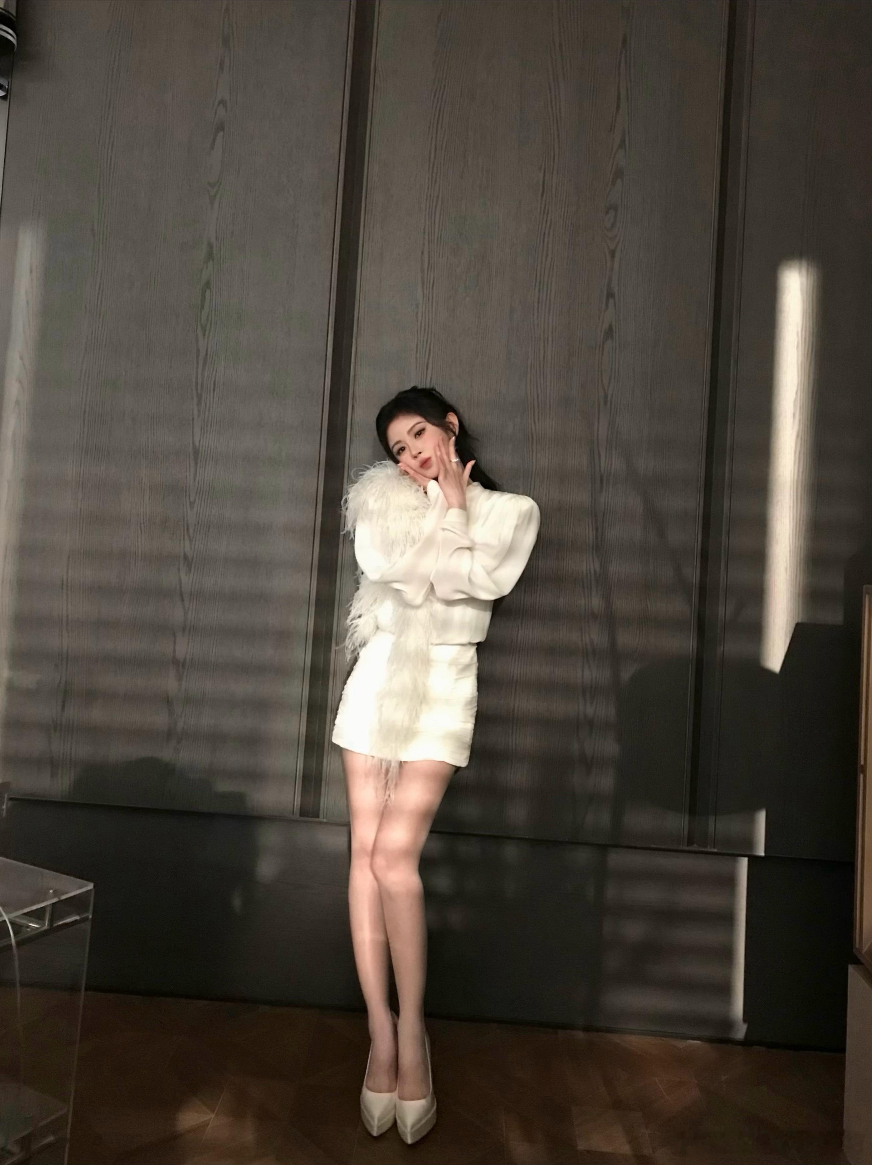 鞠婧祎 jjy 鞠婧祎苏绿夏 “抬起头面向阳光 哪里都是希望”𝐑𝐚𝐢𝐬?