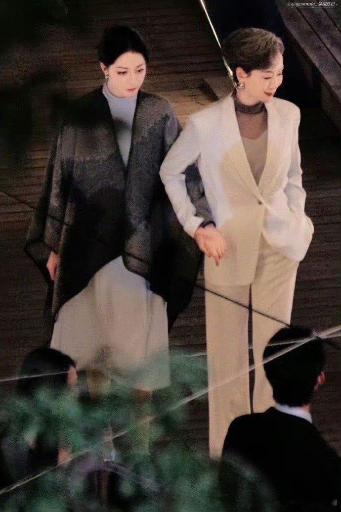 叶童迪丽热巴牵手叶童牵迪丽热巴叶童牵迪丽热巴，哇，[爱慕][爱慕] ​​​