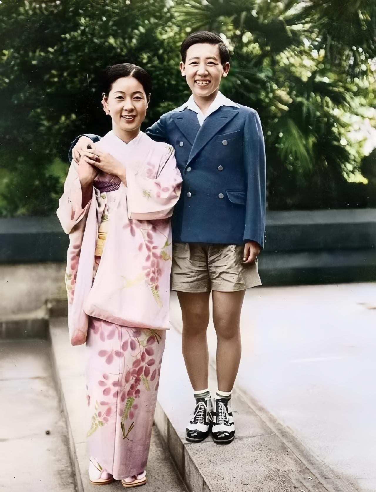 这是1939年臭名昭著的金碧辉与女演员水谷八重子在一起。那个留着分头，穿着短裤，