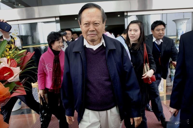 就像翁帆女士所说的，杨先生带她见识了星辰大海，平凡的小星星对她没有吸引力了。
