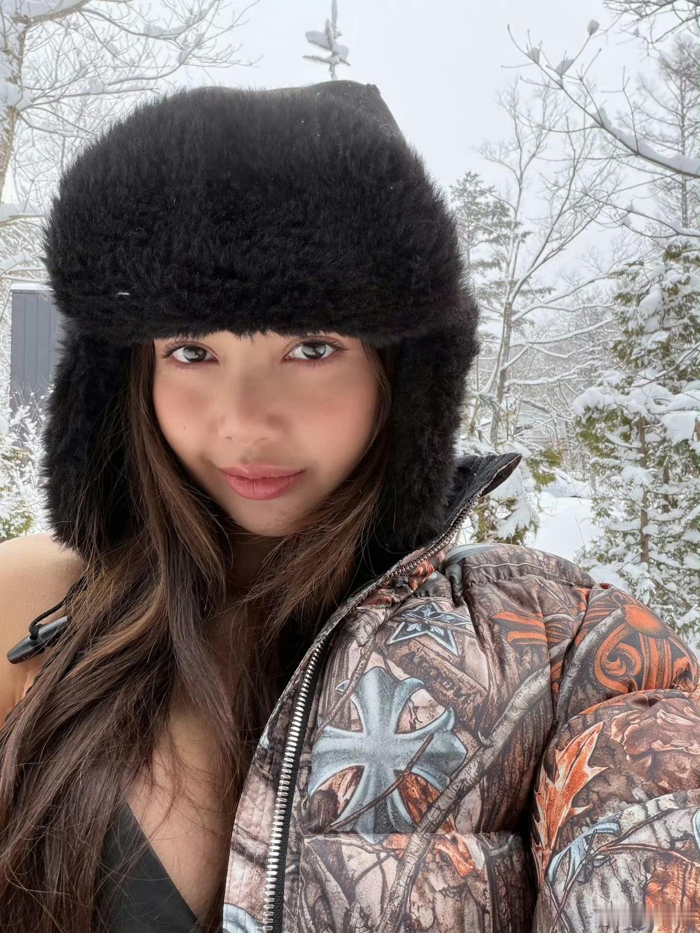 Lisa雪地穿比基尼雪地里的辣妹Lisa直接美到我心巴上，棉袄配比基尼的混搭风，