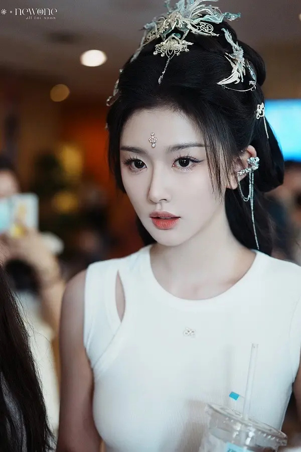 孔雪儿《暗河传》出妆，和龚俊有对手戏较多！她好漂亮，剧中暗恋苏暮雨！ ​​​