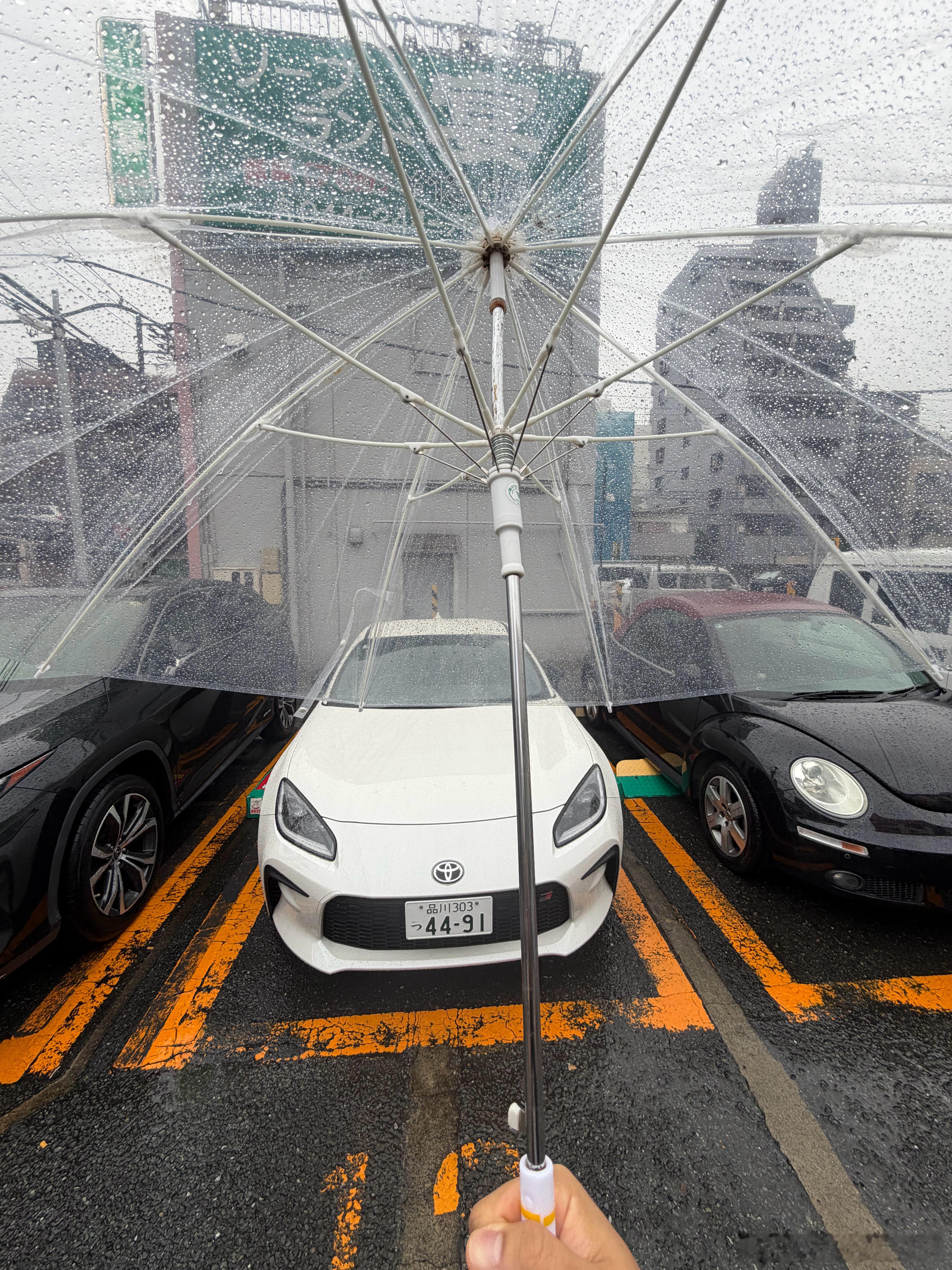 下雨了，发现两个事儿：1、日本人很喜欢打透明伞，问了下，说是为了能看见前面，不影