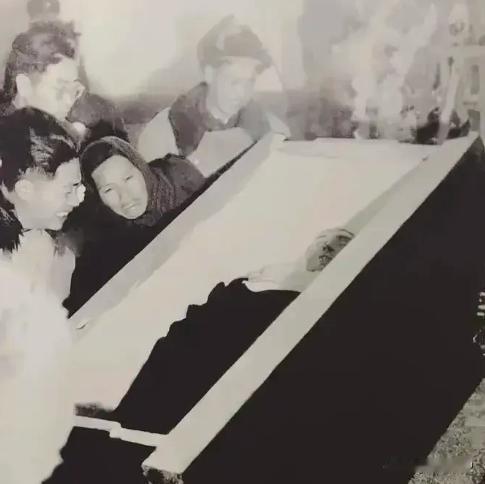 1957年，组织找到杨靖宇将军的头颅后与尸身合葬，将军的儿女在父亲的棺木前崩溃大