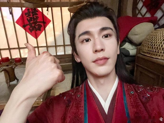 张凌赫也抠手谁懂！张凌赫也抠手，我和帅哥终于同款了 