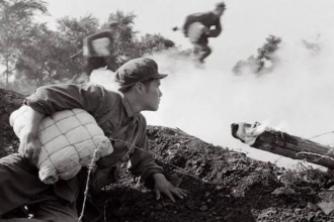 1941年2月，一个八路军战士在炸敌人炮楼的时候 ，不小心放错了位置 ，气得副团
