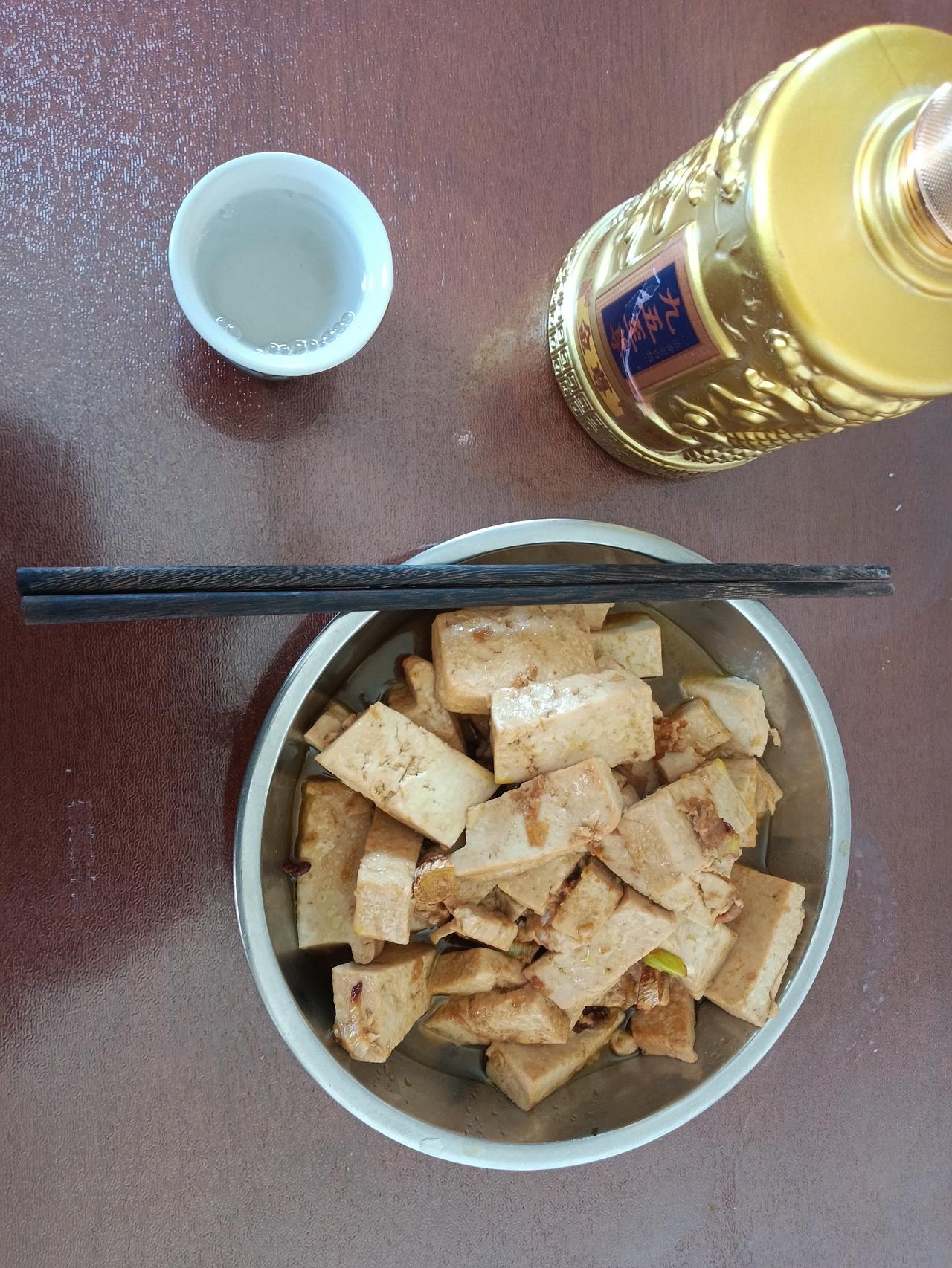 四十年前，
刚从学校毕业去水泥厂。
水泥厂引进德国设备，
二个老外来水泥厂调试设