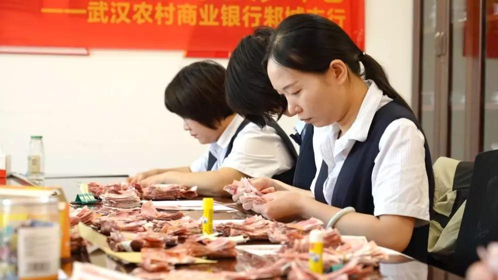 这事儿听起来就挺让人感慨。80 岁老人把老钱撕成碎片，估计也是无心之举。银行工作