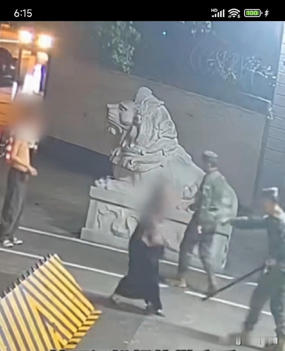 军营门求岂是撒野的地方？
 
5月10日凌晨零点多，四川一处武警营门前，上演了让