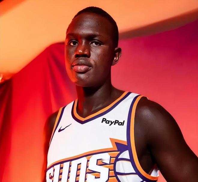 马鲁阿奇，他的正负值是全队最高的，更为关键的是，马鲁阿奇在球场上的效果是不差的。