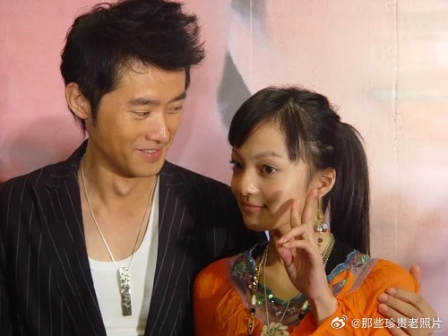 2005年，电影《短信一月追》的首映活动现场的张韶涵和任泉 