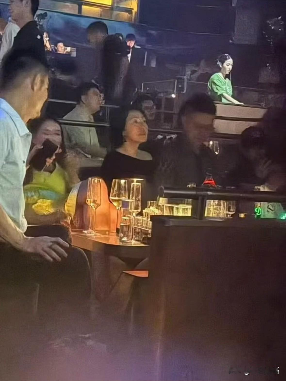 网友在上海夜店偶遇小S

早些时候有网友台北回上海时在机场偶遇小S一家，同行的有