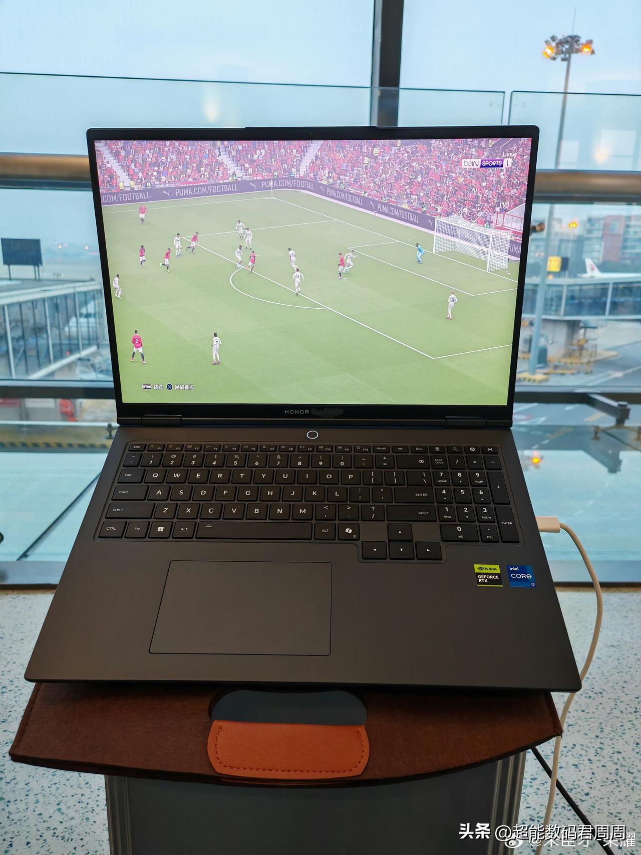 三款笔记本一起发布，出了两款轻薄本也包括WIN游戏本（原来的荣耀猎人系列），模具