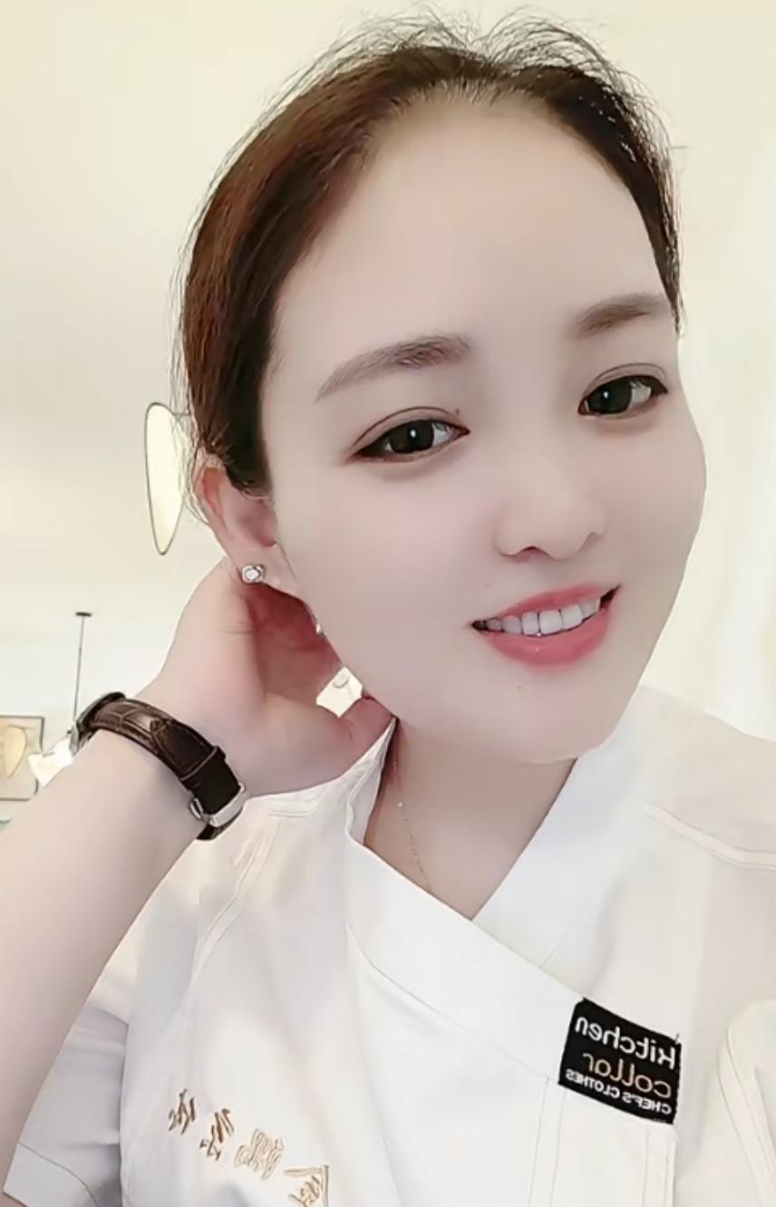 做事认真、性格开朗的女人，恰似生活里的暖阳，能将每个角落照亮。
她做事认真负责，