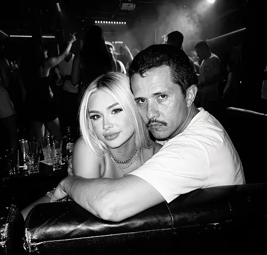 墨西哥毒枭躲过了CIA的追捕，却栽在了爱情手上。哈哈！知道了吧，女人就是男人的克