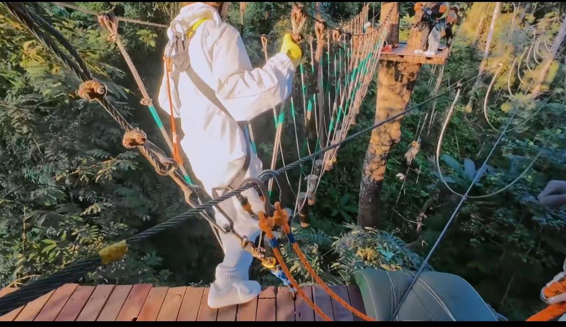 不恐高我都腿软、就一根木头垫脚