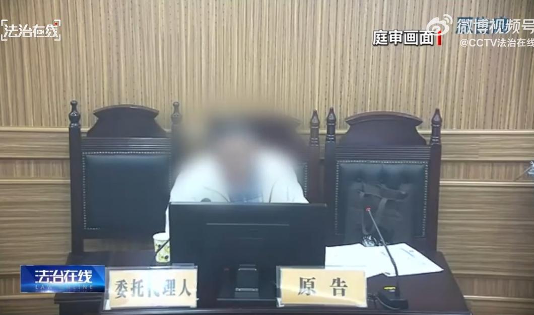 2025年4月的上海地铁上，朱先生强行挤座挤压到邻座范先生，不仅不道歉还恶语相向