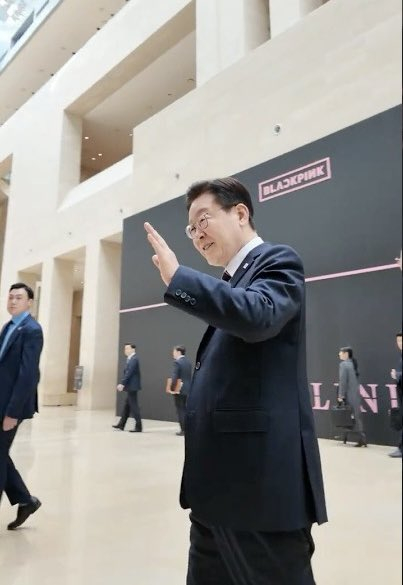 韩国总统及第一夫人出席BLACKPINK在国立中央博物馆的试听会~ 