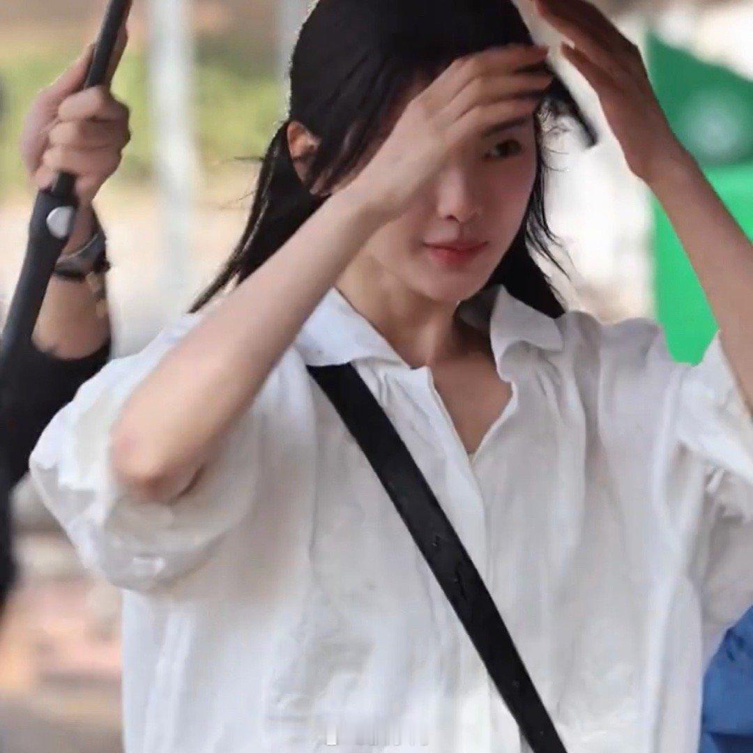 杨超越新剧雨中奔跑路透杨超越《今天是太阳雨》新路透来了，在雨中奔跑的杨超越，一整