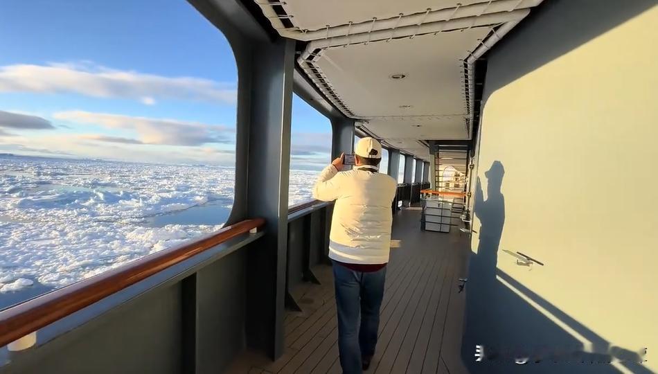 11 月 20 日，俞敏洪发文回应南极发全员信遭吐槽，称允许员工吐槽是新东方传统