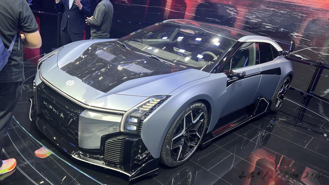 高合HiPhi A联名版亮相车展
HiPhi A联名版其实是基于HiPhi Z打