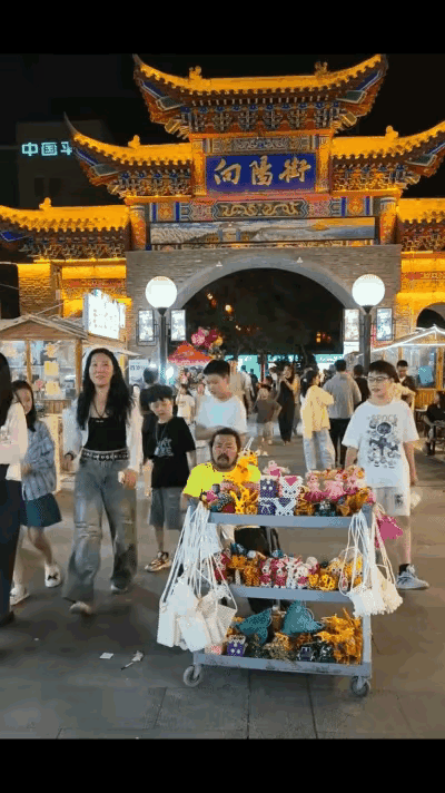 胡雷从榕江回到宁夏，摊子前冷清得能跑马，这落差看得人心里不是滋味。前几天在榕江，