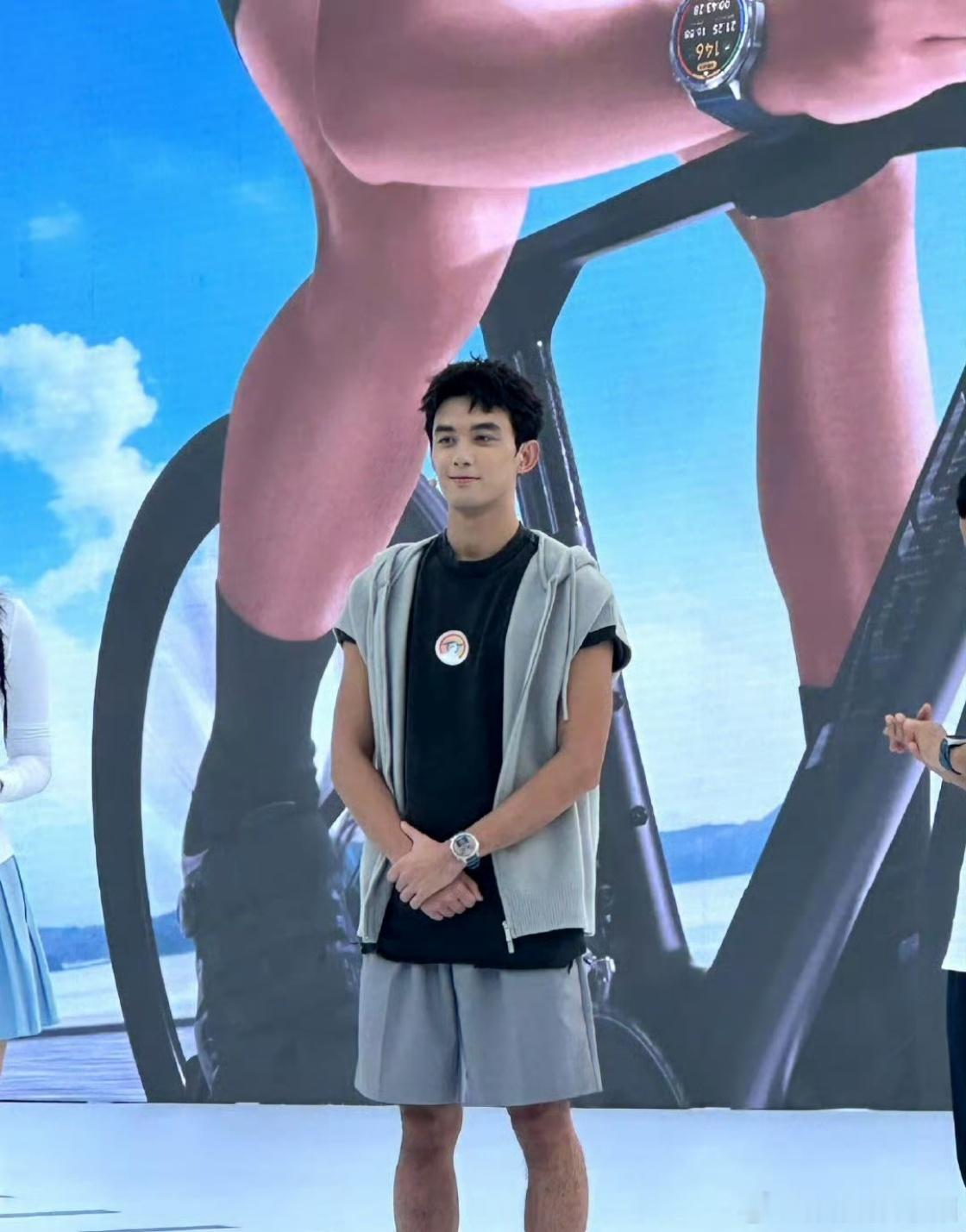 #吴磊短袖毛衣外套#吴磊短袖毛衣外套，哈哈哈哈这个穿搭又保暖又凉快啊！嘤嘤嘤#吴