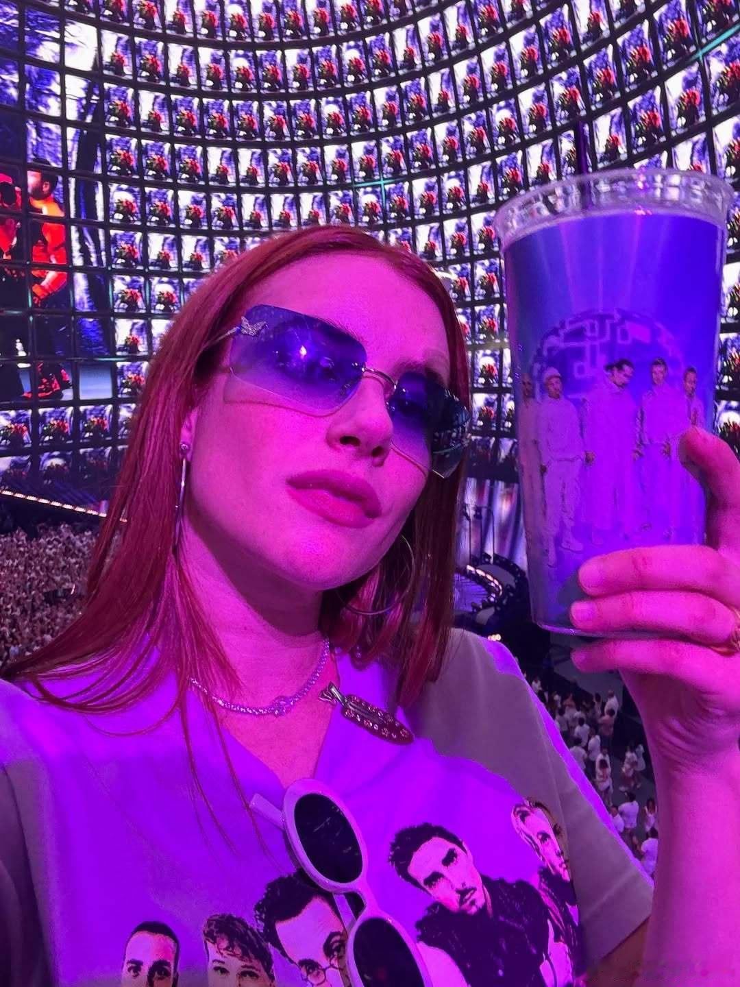 Emma Roberts艾玛罗伯茨也在拉斯维加斯观看了后街男孩的演唱会，还买了不