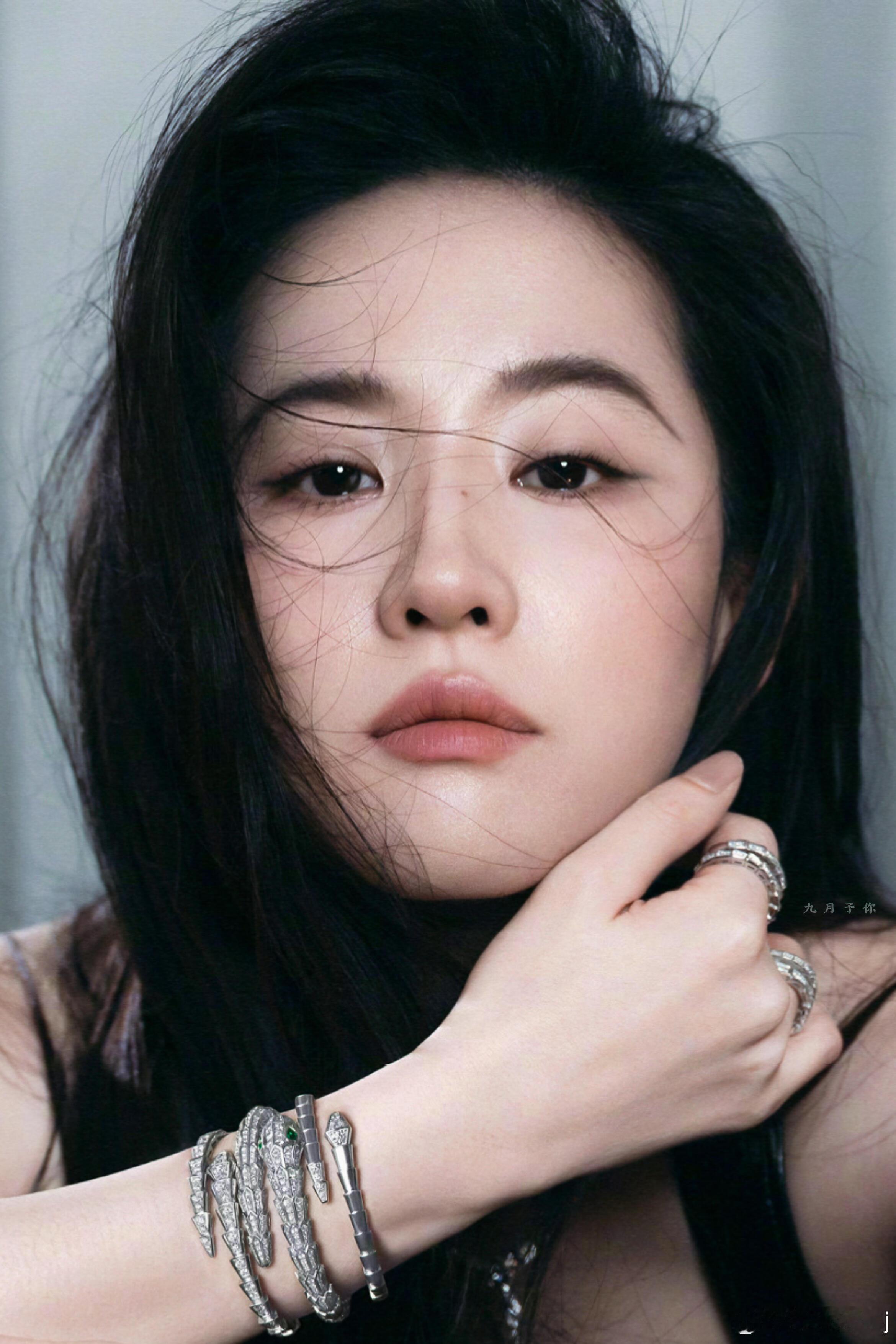 这次的风格真的特别喜欢，有一种很强的主体性，就是那种对镜头的掌控感，还有镜头下魅