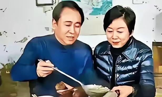 全国一百多万套房子还没有交付，几十万投资者的钱打水漂。而许家印两口子疯狂的往外转