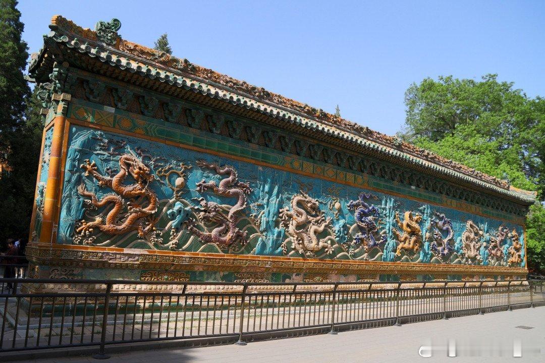 龙行龘龘 前程朤朤影壁上的中国龙-北海九龙壁北海的九龙壁建于乾隆二十一年，高5.