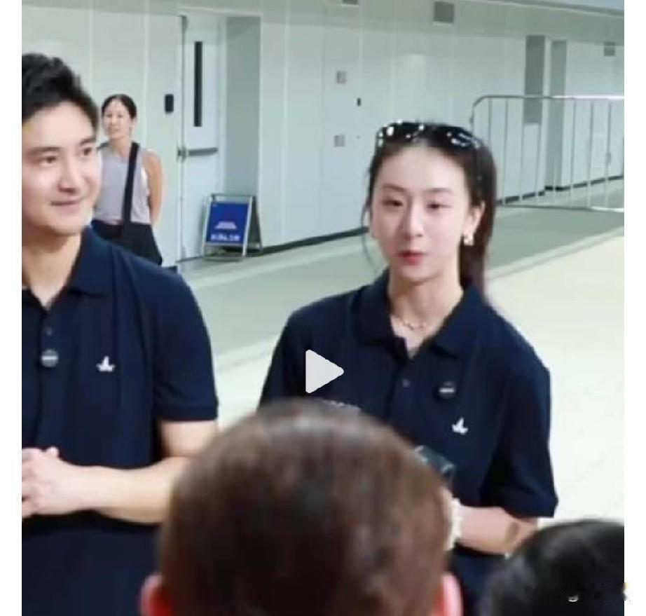 田亮这是把“跳水皇后”的IP和“学霸女儿”的流量都用起来了。

森碟英文好流利！