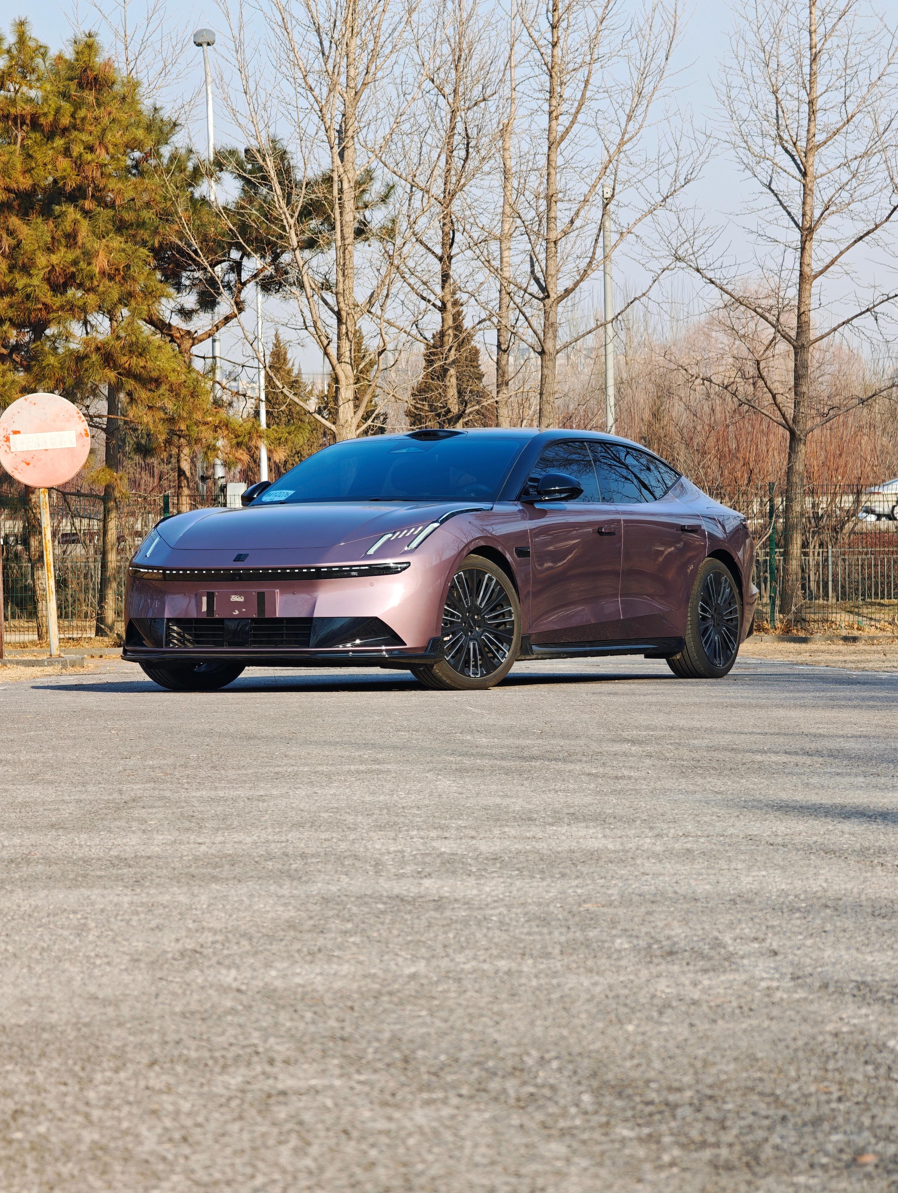 领克10 EM-P的外观绝对是一大卖点，太帅了，我相信不少车主都是冲着这个造型去