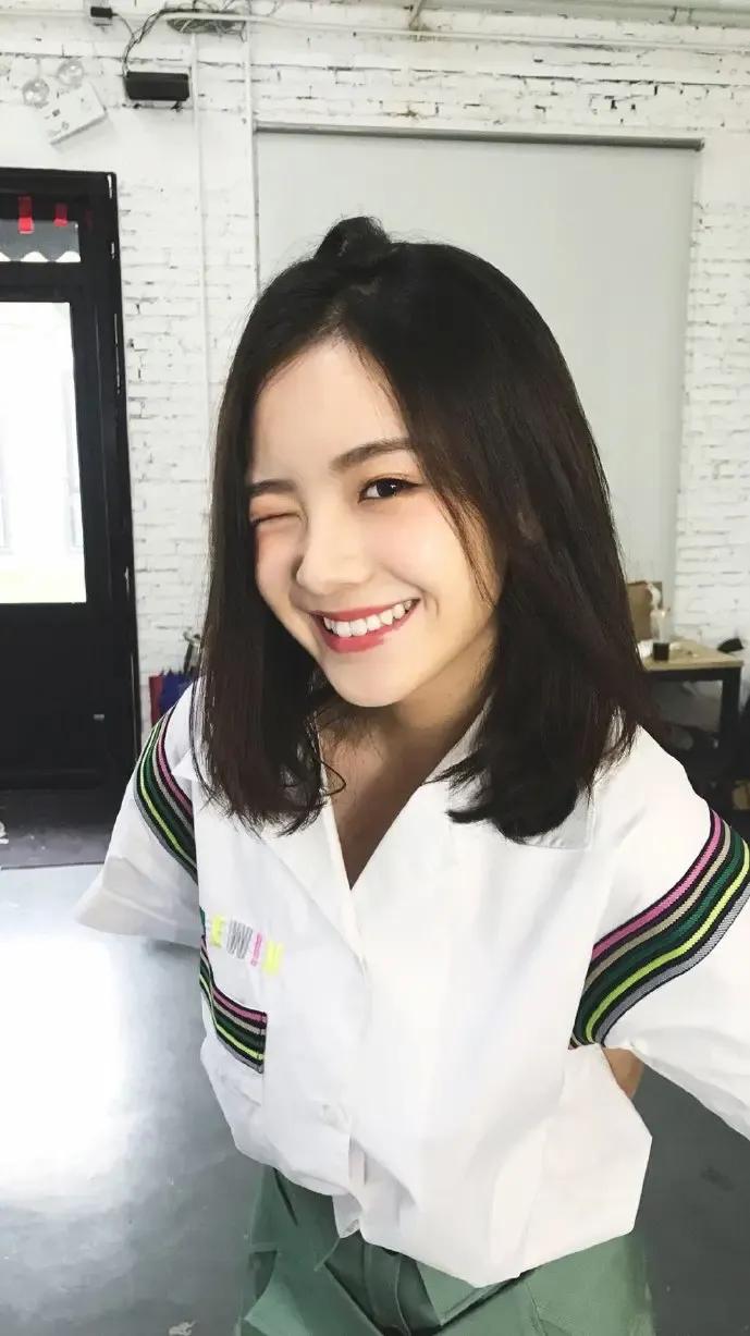 李庚希在第三十八届金鸡奖上的获奖引发了广泛讨论。许多人质疑她获奖的真正意图，是为