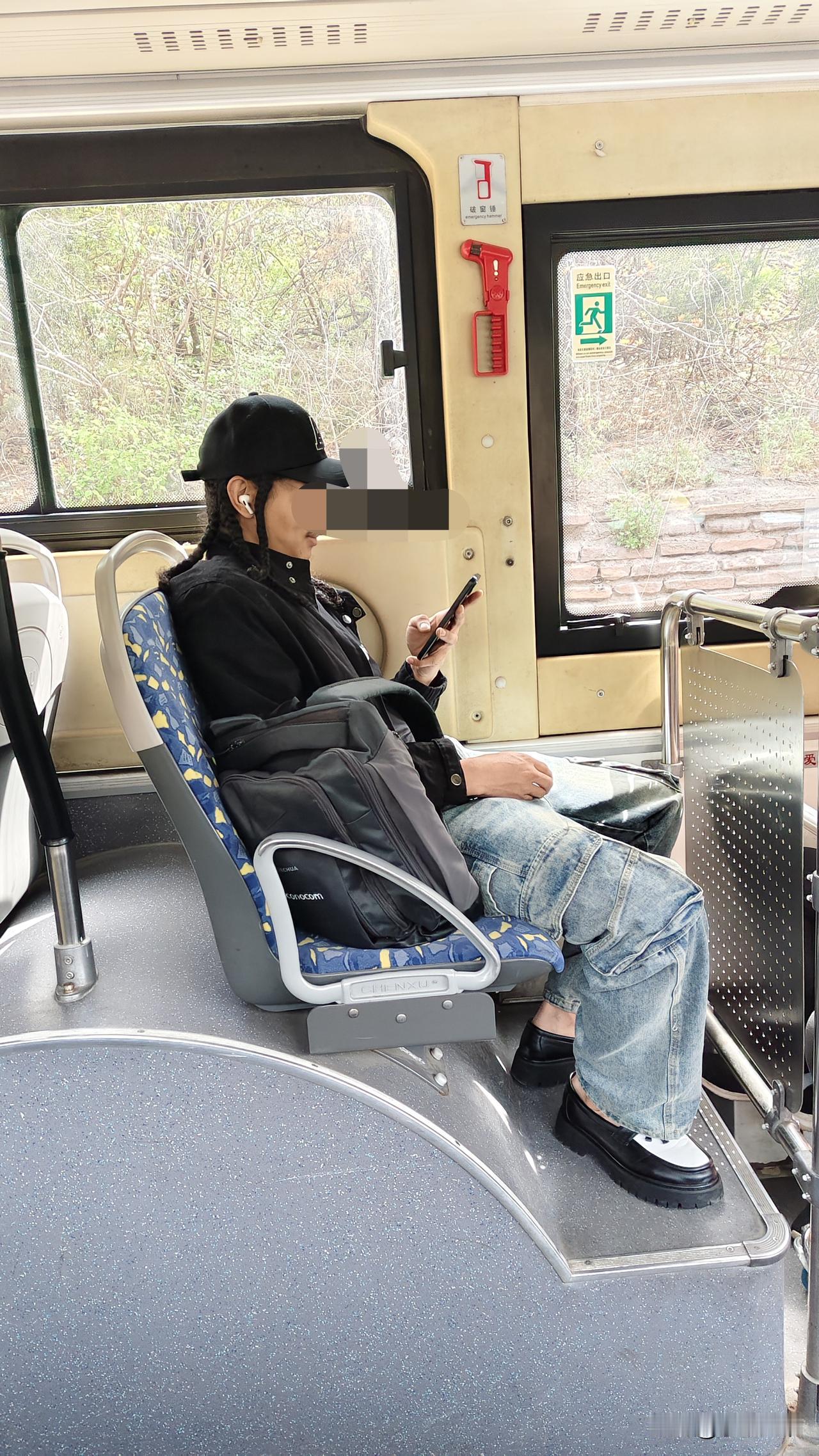 偶遇这位小哥的小辫子挺个性的，研究了半天没看出来到底是不是真发呀，要是真的那可太