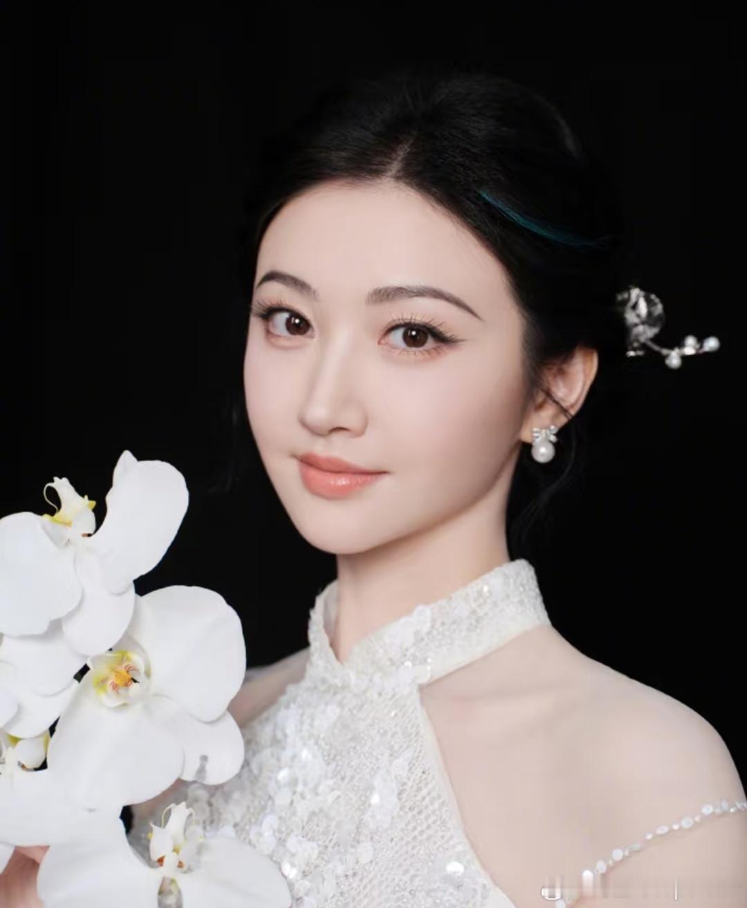 一边在X上发万字小作文《我的女友景甜》引爆热搜。一边链上光速上线同名Meme币，