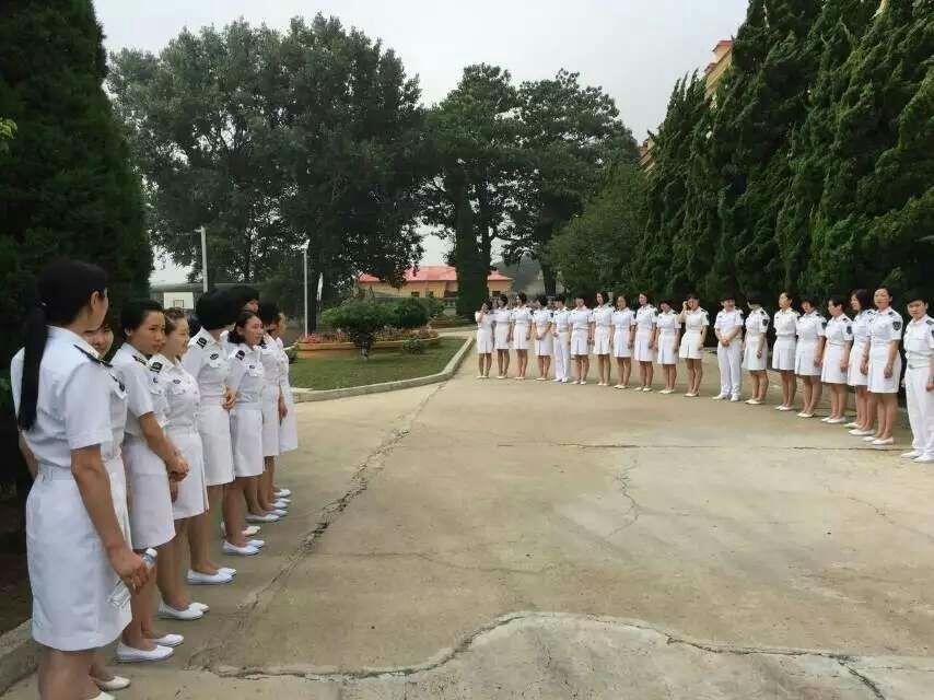 我们…18岁穿上浪花白
  18岁的我们，本该留在校园里无忧无虑地欢笑。可我们选