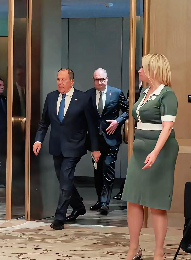 看着扎娃随外长访华的照片，不禁让人想起，曾几何时，扎姐在中国男人心中的形象一一那