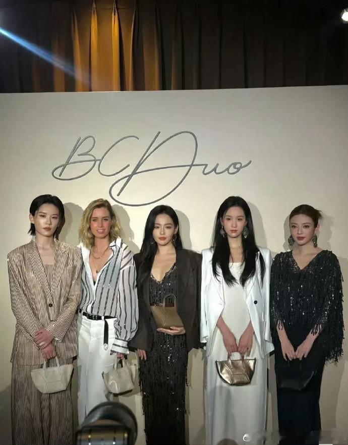 张嘉倪连微博都不能发，却意外站上C位，引网友猜测：她真的去了fmx现场吗？ ​​