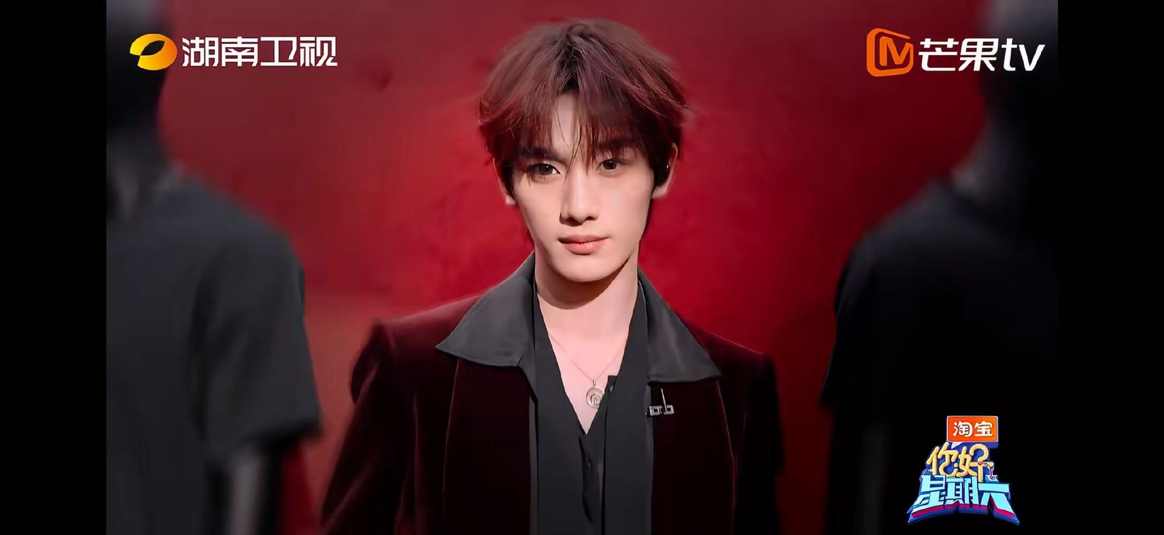 丁程鑫每次出场都帅我一脸丁程鑫红丝绒西装熟男味你好星期六红丝绒西装上身，丁程鑫温