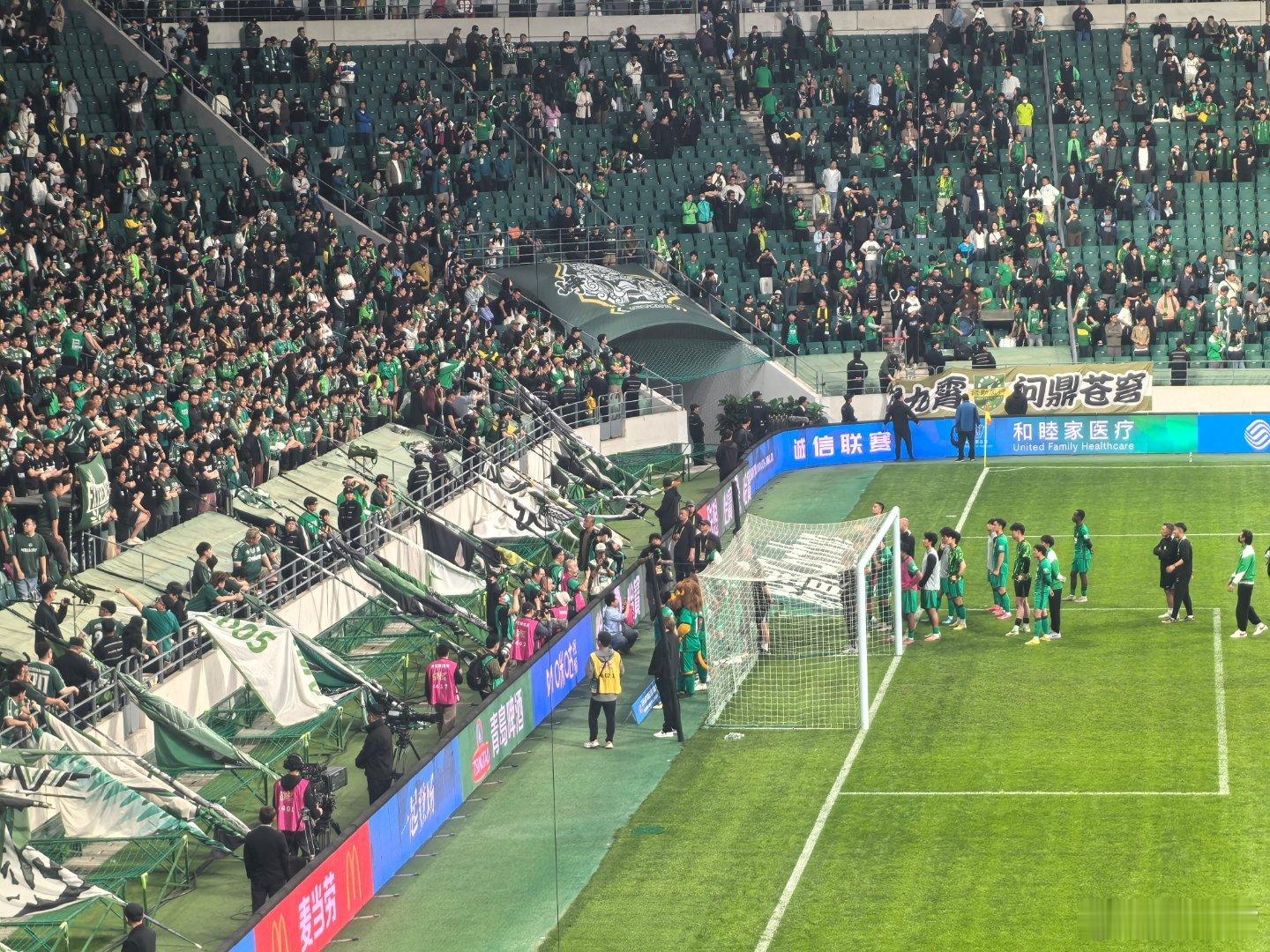 北看台为球队唱了一首“永不放弃”。北京国安2比4天津津门虎